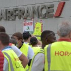 Cientos de empleados se concentraban ante la sede de la empresa para denunciar las medidas.