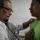 Gustavo Méndez revisa a un paciente en su casa, tras su salida del hospital Manuel de Jesús Rivera.