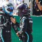 Valtteri Bottas (i) recibe la felicitación de sus compañero Lewis Hamilton (d) tras ganar la "pole" del Gran Premio de Austria.