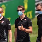 Algunos integrantes del equipo Haas, con el piloto francés Romain Grosjean (c), con las protecciones del caso en el circuito de Austria.