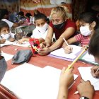 1. Bachita. De lunes a viernes, Beatriz Menoscal ayuda a los niños de la cooperativa Janeth Toral 2 a desarrollar las tareas escolares. Lo hace con la ayuda de su teléfono celular.