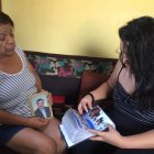 Memoria. Gina Salvatierra vive el luto en reserva y busca consuelo observando la foto de su esposo, quien murió a causa del COVID-19.