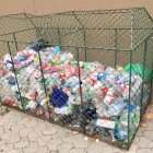 Iniciativa. Hace tres años, la directiva de la ciudadela instaló enormes recipientes en los que se podían depositar las botellas.