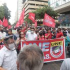 Hecho. Los docentes marcharon por el centro de Guayaquil para exigir que regresen los maestros que fueron despedidos.