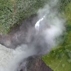 La imagen difundida por Petroecuador el 3 de junio pasado mostraba el avance del proceso erosivo del río Coca y el riesgo para la carretera paralela.