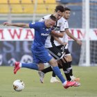 Franck Ribéry, atacante francés de la Fiorentina, disputa una pelota frente a un elemento del Parma.