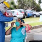 Pruebas. Médicos de la Universidad Espíritu Santo de Guayaquil aplican pruebas PCR desde ayer, en Quito.