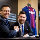 Lionel Messi junto al presidente catalán Josep Maria Bartomeu en una de las renovaciones con los blaugranas.