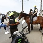 Control. Policías de la Unidad de Equitación y Remonta Santiago de Guayaquil realiza un operativo en el cerro de Las Cabras, en Durán.