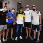 El piloto Fernando Alonso (c) posa con un grupo de aficionados este miércoles en el museo que tiene en el municipio asturiano de Llanera.