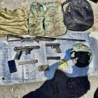 Miembros de Fuerzas Amadas encuentarn armas durante una operación de control.