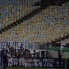 Los jugadores de Fluminense celebran con la tribuna vacía por la pandemia.