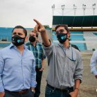 Roberto Ibáñez (i), presidente de Fedeguayas, realizó un recorrido para constantar el estado de los escenarios que administra dicha entidad.