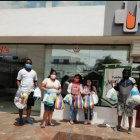 Las personas de escasos recursos acuden, previa cita, a recibir los pañales en la fundación.