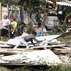 Moradores del sector, reunidos tras la acción de la