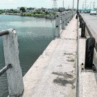 Los robos de los hierros en el segundo puente de la Perimetral ponen en riesgo a los peatones.