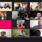 Ridículo. Perdido en el Zoom, Correa eligió no hablar. De haberlo hecho, no se le habría escuchado nada.