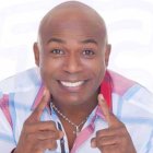 Richard Barker ha expuesto su versatilidad como actor y conductor de televisión.