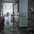 WUHAN. Personal sanitarios desinfectan un área de una escuela antes del Examen de ingreso a la universidad nacional (NCEE), conocido como Gaokao.