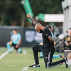 Thierry Henry, técnico del Montreal, arrodillado contra el racismo.