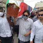 Iván Hurtado, Kléber Fajardo, Vidal Pachito y Augusto Poroso cargaron el ataúd con los restos de Dannes Coronel.