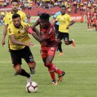 Adonis Preciado (d) le causó mucho daño a la defensa de Barcelona. Hoy ya está confirmado en el Ídolo.