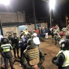 Los militares y agentes metropolitanos encontraron decenas de libadores en las esquinas de las calles en el sur de Quito.