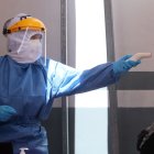 Operadores del transporte público de Quito son revisados antes de reingresar a sus labores.