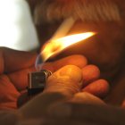 Una persona fuma un cigarrillo de tabaco hoy, martes 31 de mayo de 2017, en Ciudad de México, en el marco del día mundial sin tabaco. México no ha logrado integrar una política pública nacional que impulse el tratamiento de los fumadores y, también, ha fallado en la atención a fumadores ocasionales. EFE/Mario Guzmán