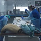 Médicos atienden a un paciente con COVID-19, la enfermedad causada por el coronavirus y SARS-CoV-2, en un hospital de Chile.