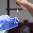 Chelsea (United States), 10/07/2020.- A resident places his Covid-19 test into a container at a pop up testing site at in Chelsea Square in Chelsea, Massachusetts, USA 10 July 2020. Massachusetts Governor Charlie Baker has launched a strategic testing program in communities across Massachusetts that have continued to see a higher number of residents testing positive for COVID-19 including the city of Chelsea. (Estados Unidos) EFE/EPA/CJ GUNTHER USA PANDEMIC CORONAVIRUS COVID19 TESTING