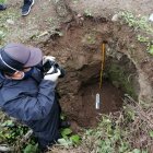 Excavación. El arqueólogo Byron Vega hizo una exploración del terreno para confirmar los hallazgos.