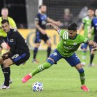 Xavier Arreaga (d), defensa ecuatoriano de los Sounders de Seattle, domina un balón en el duelo de la MLS.

== FOR NEWSPAPERS, INTERNET, TELCOS & TELEVISION USE ONLY ==

 MLS-SOC-SPO-SEATTLE-SOUNDERS-FC-V-SAN-JOSE-EARTHQUAKES---MLS-IS-
