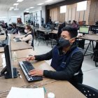 Unas 46 personas realizan la verificación de firmas en las instalaciones del COSFA, en el norte de Quito.