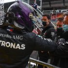 Lewis Hamilton celebra su victoria en las clasificaciones, por lo que saldrá primero en el Gran Premio