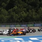 Los dos coches de Ferrari chocaron en el inicio mismo del Gran Premio.