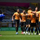 Los jugadores Wolverhampton festejan uno de los tantos para la victoria que los mantiene en pelea por llegar a la Champions.