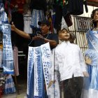 En los exteriores de su local, Vicente Tigua ofrece trajes típicos y cintas a bajo precio, pero tiene poca venta en comparación con julio del año pasado. Desde octubre, el negocio trabaja a media llave.