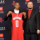 El base Russell Westbrook (i) llegó al equipo de Houston en este mismo mes pero del año pasado. Hoy puede perderse los playoffs por la pandemia