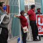 Durante dos horas, tres maestros se ataron con sogas a las cruces de madera.
