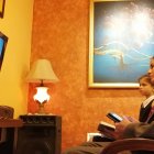 Los testigos de Jehová para ver los discursos virtuales de la convención anual desde casa se visten formalmente, como si asistieran a los salones donde suelen hacer estas reuniones.