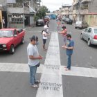 Los vecinos del suburbio rezan alrededor de las cruces, por los fallecidos por COVID-19