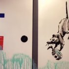 El artista urbano realizó varios dibujos para promover el uso de mascarillas en el transporte público.