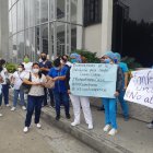 El plantón se realizó en la sede de la coordinación Zonal 8 del Ministerio de Salud Pública.