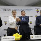 Paco Casal (de blanco), propietario de GolTV, tras el acuerdo por derechos de televisión con Carlos Villacís, expresidente de la FEF.

Agencia (ag-extra)