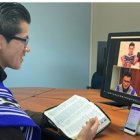 Un testigo de Jehová comparte información bíblica a través de redes sociales.