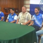 Mendoza (tercero de izquierda a derecha) es presidente de Santa Rita desde 2016.