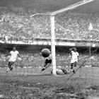 El uruguayo Ghiggia derrota al golero Barbosa, consolidando el sorpresivo triunfo de Uruguay en el recordado Maracanazo.