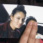 LONDRES. Renu sostiene una foto de su hermana menor, mientras era entrevistada por los medios de comunicación el 22 de febrero de 2015, tras la desaparición de Shamima Begum.