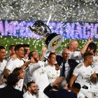 Los jugadores del Real Madrid levantan el trofeo luego consagrarse campeones.

 FBL-ESP-LIGA-REAL MADRID-VILLARREAL